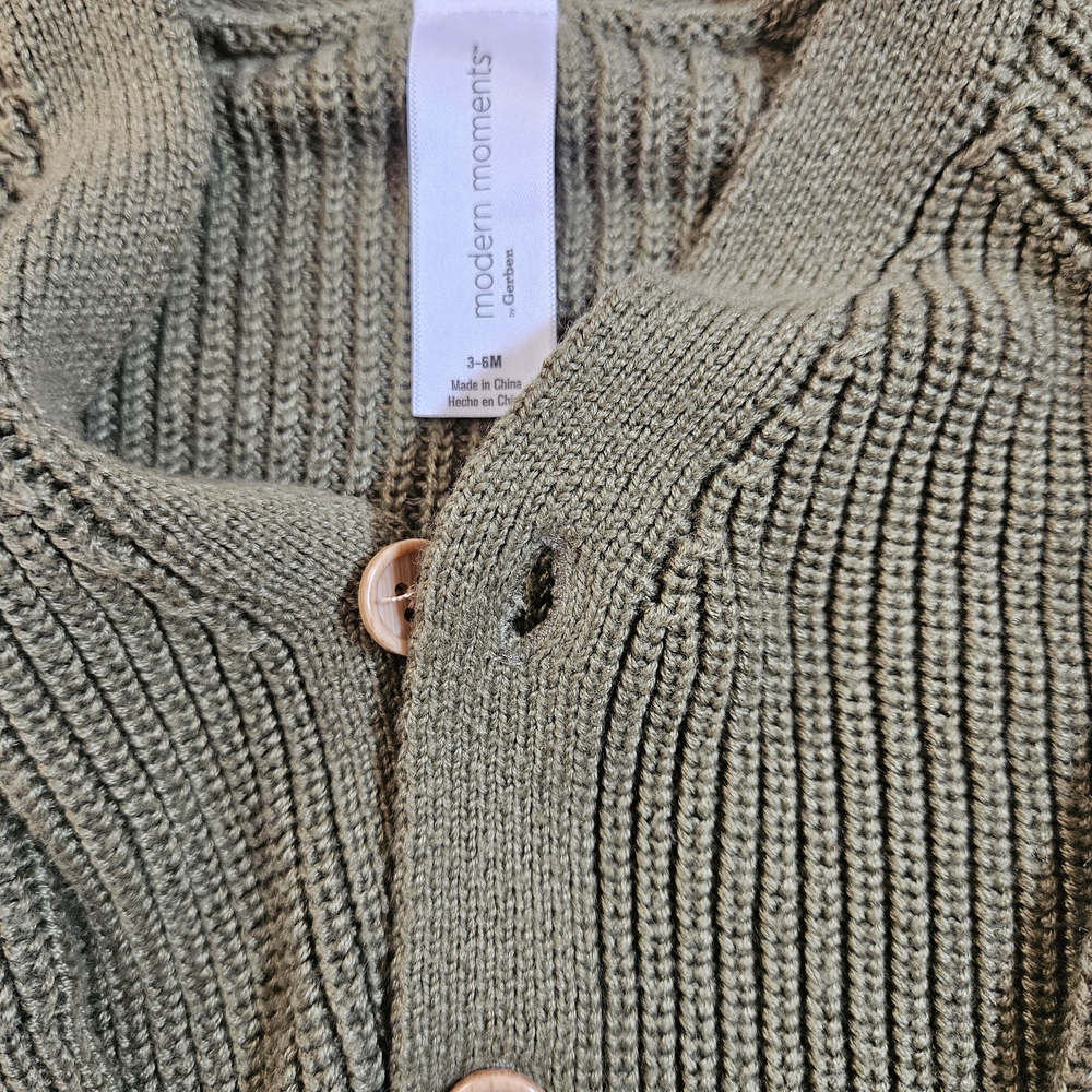 💝💝5/$25💝💝Green Ribbed Baby Cardigan with Wooden Buttons - Picture 3 of 4